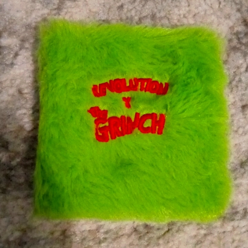 Makeup revolution Grinch eyeshadow palette